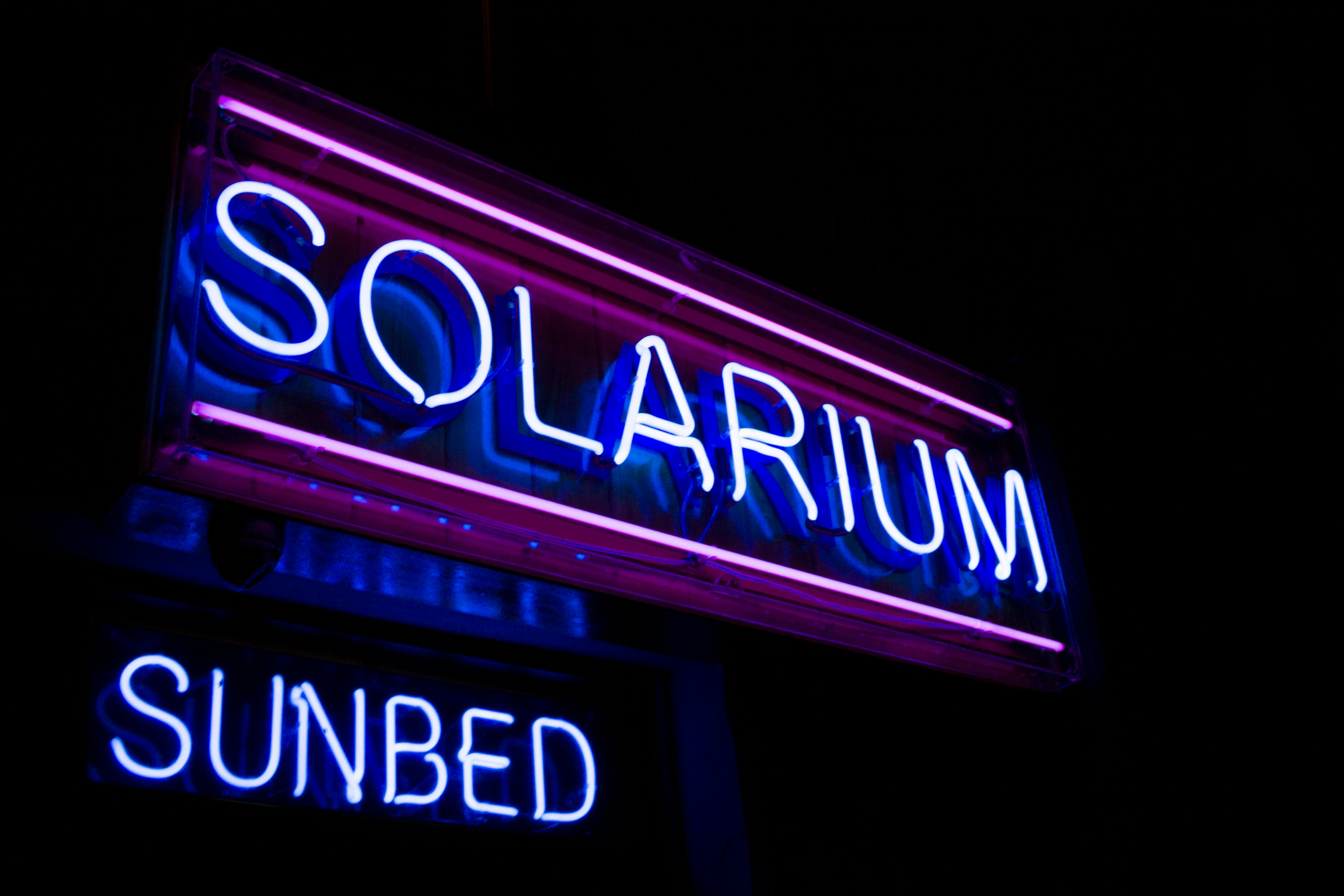 10 minut na solarium - ile to na słońcu? Poznaj prawdę!